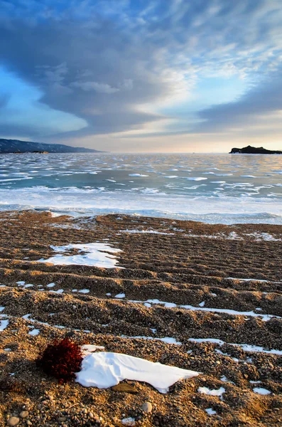 Lago congelado Baikal. Hermosas nubes estrato sobre la superficie de hielo en un día helado . —  Fotos de Stock