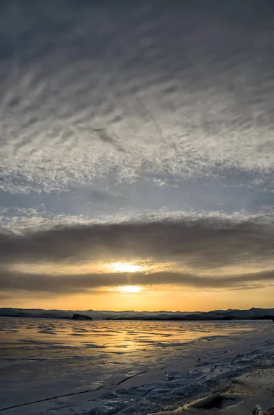 Lago Baikal Congelado Lindas Nuvens Estratos Sobre Superfície Gelo Dia — Fotografia de Stock