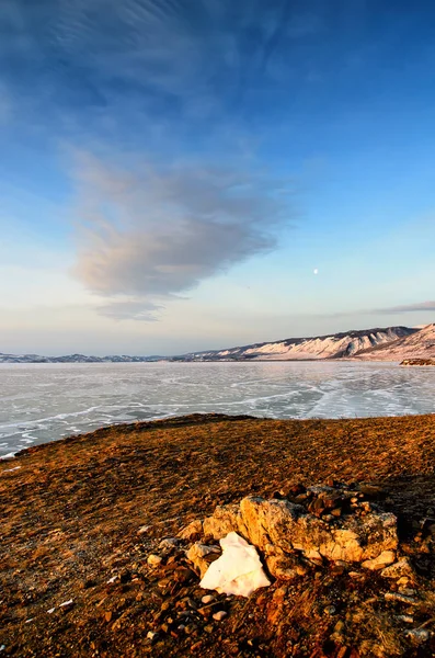 Ηλιόλουστο οροσειρά με αφρώδη παγωμένη υφή, και ένα ονειρικό, Ακουαρέλα φόντο από παγωμένη λίμνη — Φωτογραφία Αρχείου