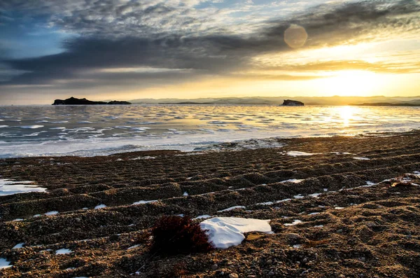 Lago Baikal ghiacciato. Belle nuvole di strati sopra la superficie di ghiaccio in una giornata gelida . — Foto Stock