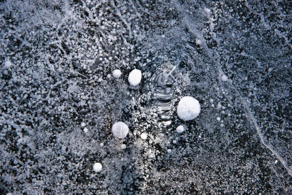 Niebieski pęknięty powierzchni powierzchni lodu — Zdjęcie stockowe