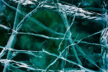 Baykal Gölü buz yüzeyinde mavi kırık yüzey
