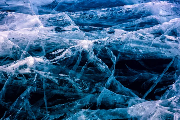 贝加尔湖冰面的蓝色裂纹表面 — 图库照片