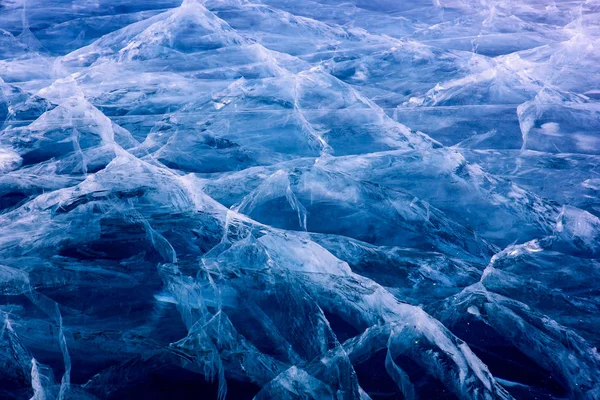 Blaue Risse auf der Eisfläche — Stockfoto