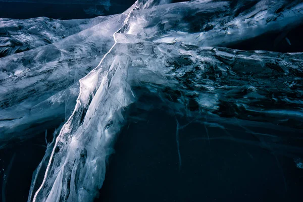 Blauwe gebarsten oppervlak van de ijs oppervlak — Stockfoto