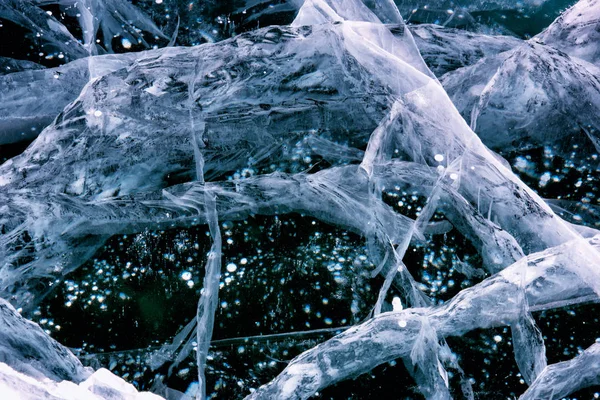 Blaue Risse auf der Eisfläche — Stockfoto