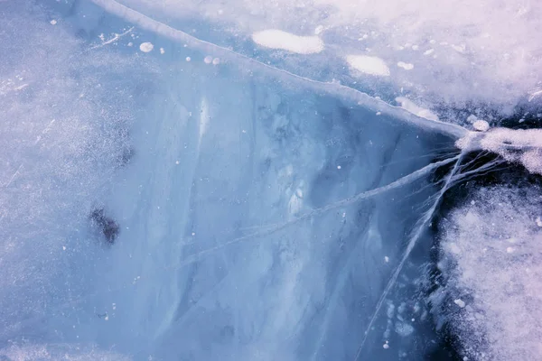 Синяя трещина на поверхности льда — стоковое фото