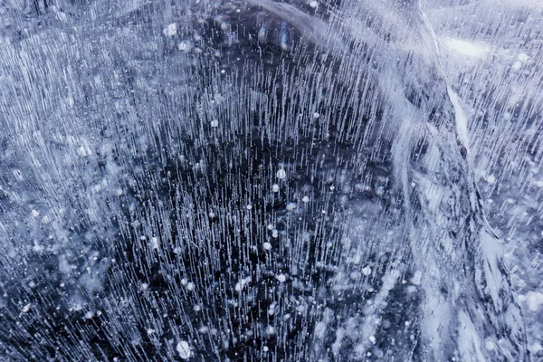 Blaue Risse auf der Eisfläche — Stockfoto
