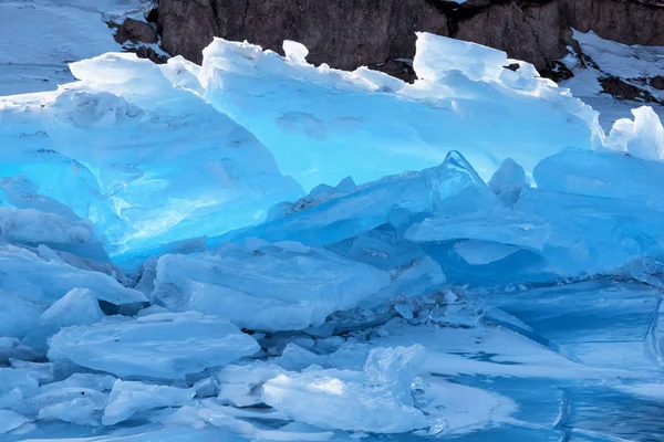 Μπλε γκρινιάρης κομμάτι του παγόβουνου με αντανάκλαση σε ήρεμο νερό. Αρκτικός Ωκεανός — Φωτογραφία Αρχείου