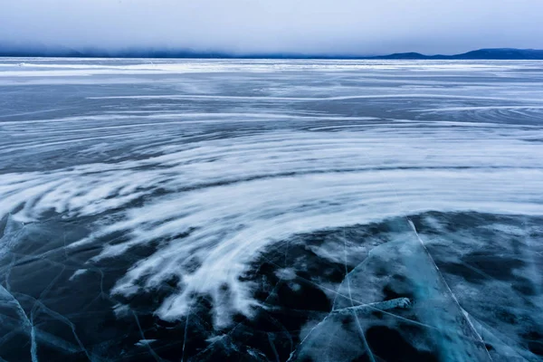 Lago Khubsugul é coberto com gelo e neve, frio forte, gelo azul claro e espesso. Lago Khubsugul é um dia de inverno gelado. Lugar incrível — Fotografia de Stock