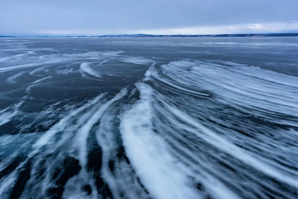 호수 Khubsugul 얼음 및 눈, 강한 감기, 두꺼운 맑고 푸른 얼음으로 덮여 있다. 호수 Khubsugul은 서리가 내린 겨울 날. 놀라운 장소 — 스톡 사진