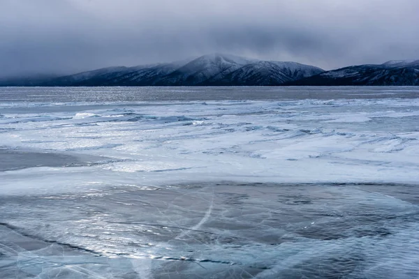 Il lago Khubsugul è ricoperto di ghiaccio e neve, forte freddo, spesso ghiaccio blu chiaro. Il lago Khubsugul è una gelida giornata invernale. Posto incredibile — Foto Stock