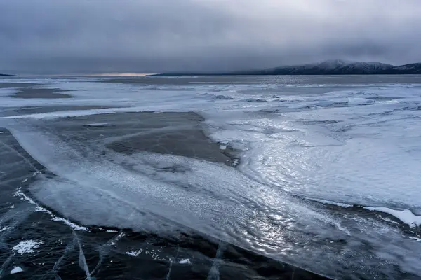 Lago Khubsugul é coberto com gelo e neve, frio forte, gelo azul claro e espesso. Lago Khubsugul é um dia de inverno gelado. Lugar incrível — Fotografia de Stock