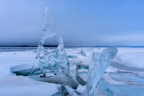 Hummocas de hielo azul sin fin en invierno en el lago congelado Baikal —  Fotos de Stock
