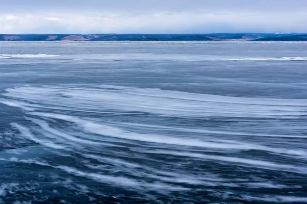 Lago Khubsugul está cubierto de hielo y nieve, fuerte frío, hielo azul claro grueso. El lago Khubsugul es un día helado de invierno. Increíble lugar — Foto de Stock