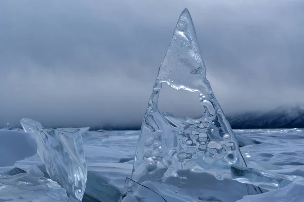 Hummocas de hielo azul sin fin en invierno en el lago congelado Baikal — Foto de Stock