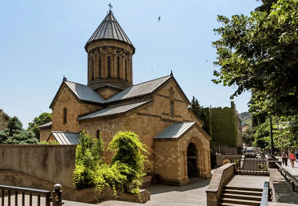 Грузия, Тбилиси - 3 июля 2018 года. Один из знаменитых памятников в старом городе - церковь Сиони в честь Успения Богородицы или просто Сиони . — стоковое фото