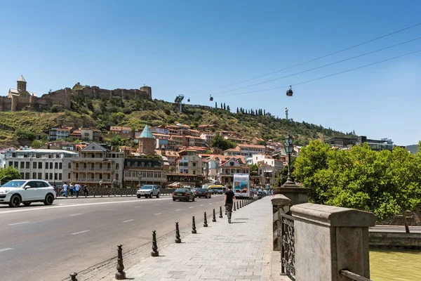 Georgien, Tiflis - 3. Juli 2018. kura Fluss, narikala Burg, Standseilbahn und Altstadt von Tiflis. Georgien — Stockfoto