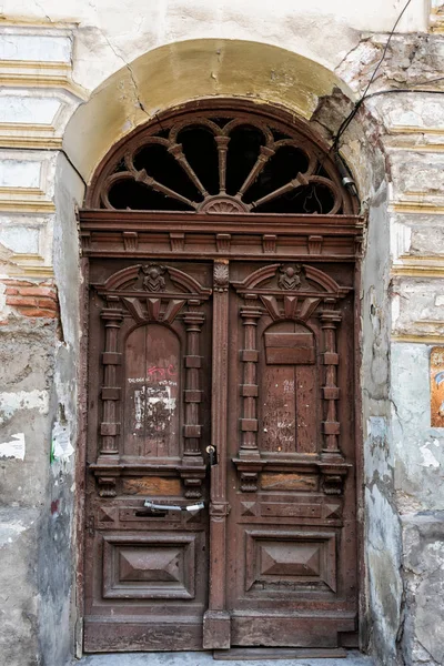 Tradițional stil clasic lemn medieval epocă maro vopsit ușă — Fotografie, imagine de stoc