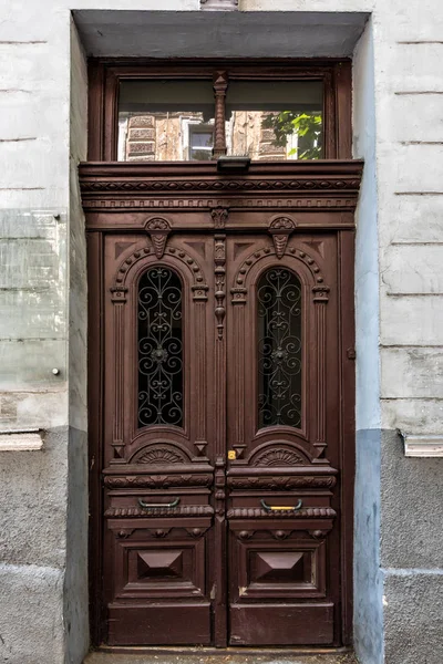 Estilo clássico tradicional de madeira medieval vintage marrom pintado porta — Fotografia de Stock