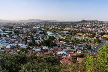Georgia, Tiflis - Temmuz, 4, 2018. Kura Nehri, Tbilisi füniküler ve eski şehir. Gürcistan