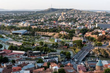 Georgia, Tiflis - Temmuz, 4, 2018. Kura Nehri, Tbilisi füniküler ve eski şehir. Gürcistan