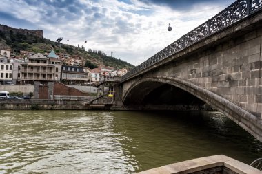 Tiflis, Gürcistan - Temmuz, 5, 2018. Metekhi köprü ve Kura Nehri