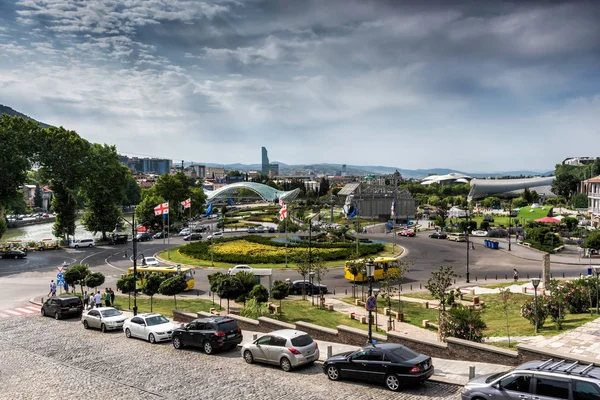 Tiflis, Georgien - 5. Juli 2018: Blick auf den wunderschönen Würgepark in Tiflis mit georgischen und europäischen Gewerkschaftsfahnen — Stockfoto
