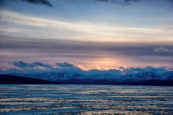 Matahari terbenam di atas danau beku. Pemandangan musim dingin Mongolia . — Stok Foto