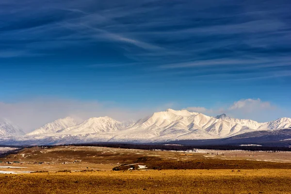 Paesaggio invernale della Mongolia. Fondo bianco di montagna e valle gialla — Foto Stock