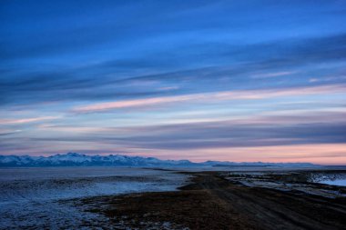 Akşam günbatımında Dağı Kış manzarası