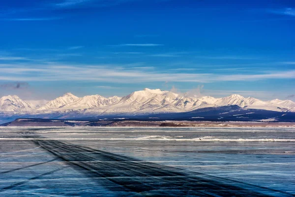 蒙古胡布苏古尔湖与山地冬季从裂缝中在冰上欣赏美丽的图画 — 图库照片