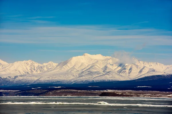 Vista de hermosos dibujos sobre hielo de grietas en la superficie del lago Khubsugul en invierno con la montaña, Mongolia — Foto de Stock