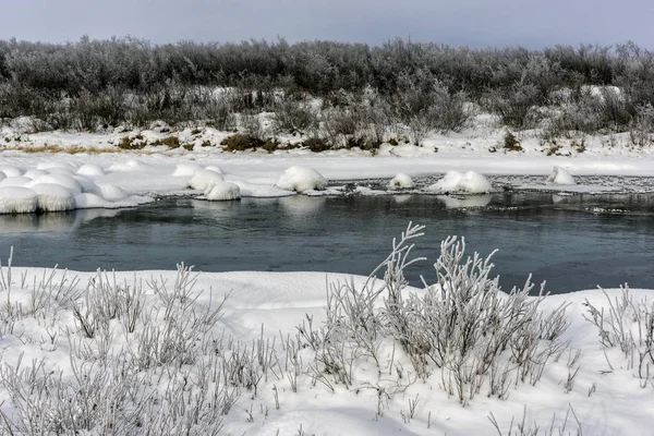 Paysage hivernal au bord d'une rivière au coucher du soleil — Photo