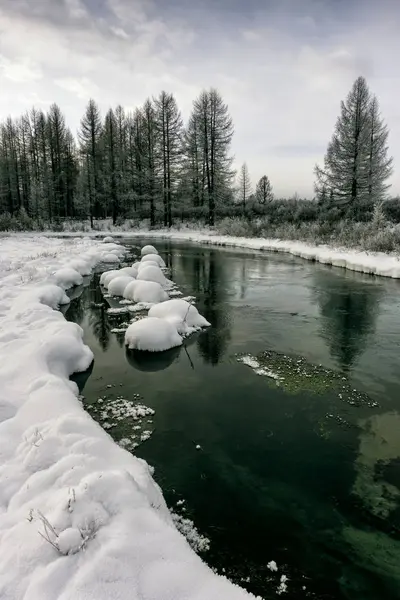 Paysage hivernal au bord d'une rivière au coucher du soleil — Photo