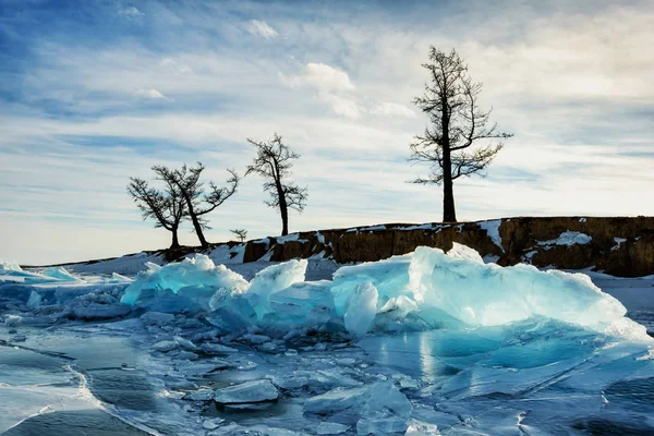 Hummocks Gelo Transparentes Azuis Puros Lago Congelado Inverno Com Árvores — Fotografia de Stock