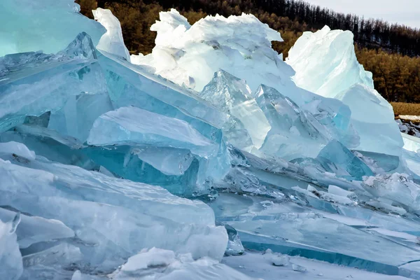 Hummocas Hielo Transparente Azul Puro Lago Congelado Invierno Con Árboles —  Fotos de Stock