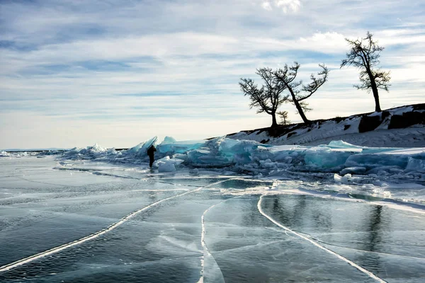 Hummocas Hielo Transparente Azul Puro Lago Congelado Invierno Con Árboles — Foto de Stock