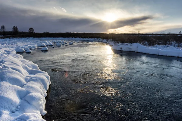 Paysage Hivernal Bord Une Rivière Coucher Soleil Avec Hummock Neige — Photo