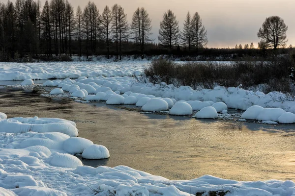 Paysage Hivernal Bord Une Rivière Coucher Soleil Avec Hummock Neige — Photo