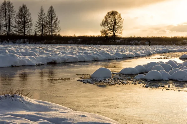 Winterlandschaft Einem Fluss Sonnenuntergang Mit Schneehügel — Stockfoto