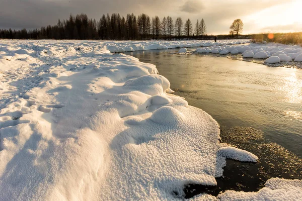 Winterlandschaft Einem Fluss Sonnenuntergang Mit Schneehügel — Stockfoto