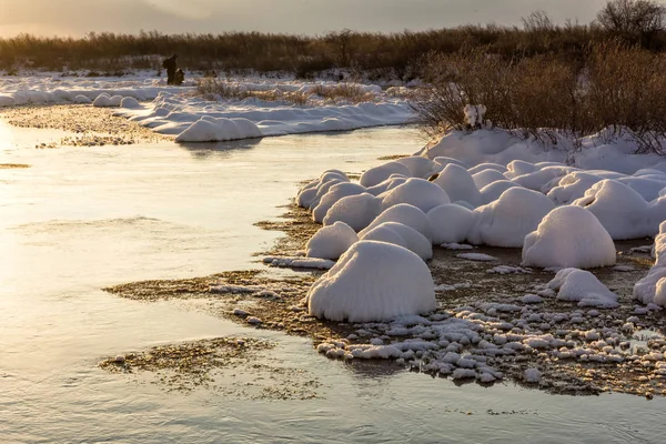 Paysage Hivernal Bord Une Rivière Coucher Soleil Avec Hummock Neige — Photo