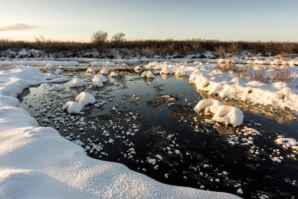 Paysage Hivernal Bord Une Rivière Coucher Soleil Avec Hummock Neige — Photo