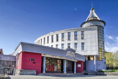 Irkutsk, Rusya - 24 Mayıs 2013: demiryolunun Lisesi binada mavi gökyüzü ile güneşli gün