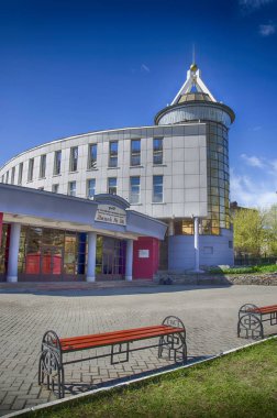 Irkutsk, Rusya - 24 Mayıs 2013: demiryolunun Lisesi binada mavi gökyüzü ile güneşli gün