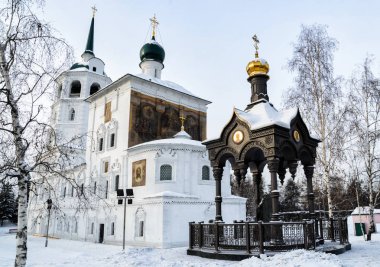 Irkutsk, Rusya - 13 Ocak 2013: Kilise adı işçinin Tserkov Irkutsk Oblast City karlı kış.
