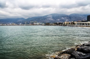 Dramatik Peyzaj taş iskele ile Iskenderun, Türkiye'de bir fırtına denizde