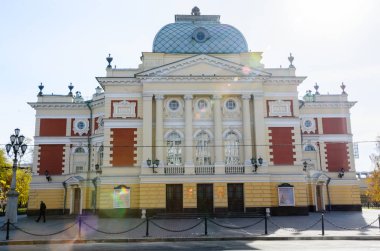 Irkutsk, Rusya - 6 Ekim 2012: Okhlopkov Dram Tiyatrosu Irkutsk, Rusya. Irkutsk Akademisi Dram Tiyatrosu