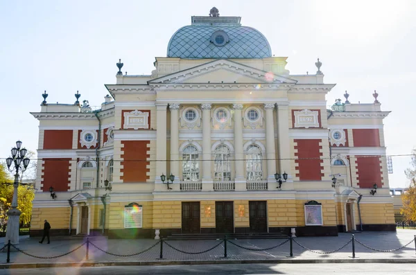 IRKUTSK, RUSSIE - 6 octobre 2012 : Théâtre dramatique Okhlopkov à Irkoutsk, Russie. Académie d'Irkoutsk Théâtre dramatique — Photo